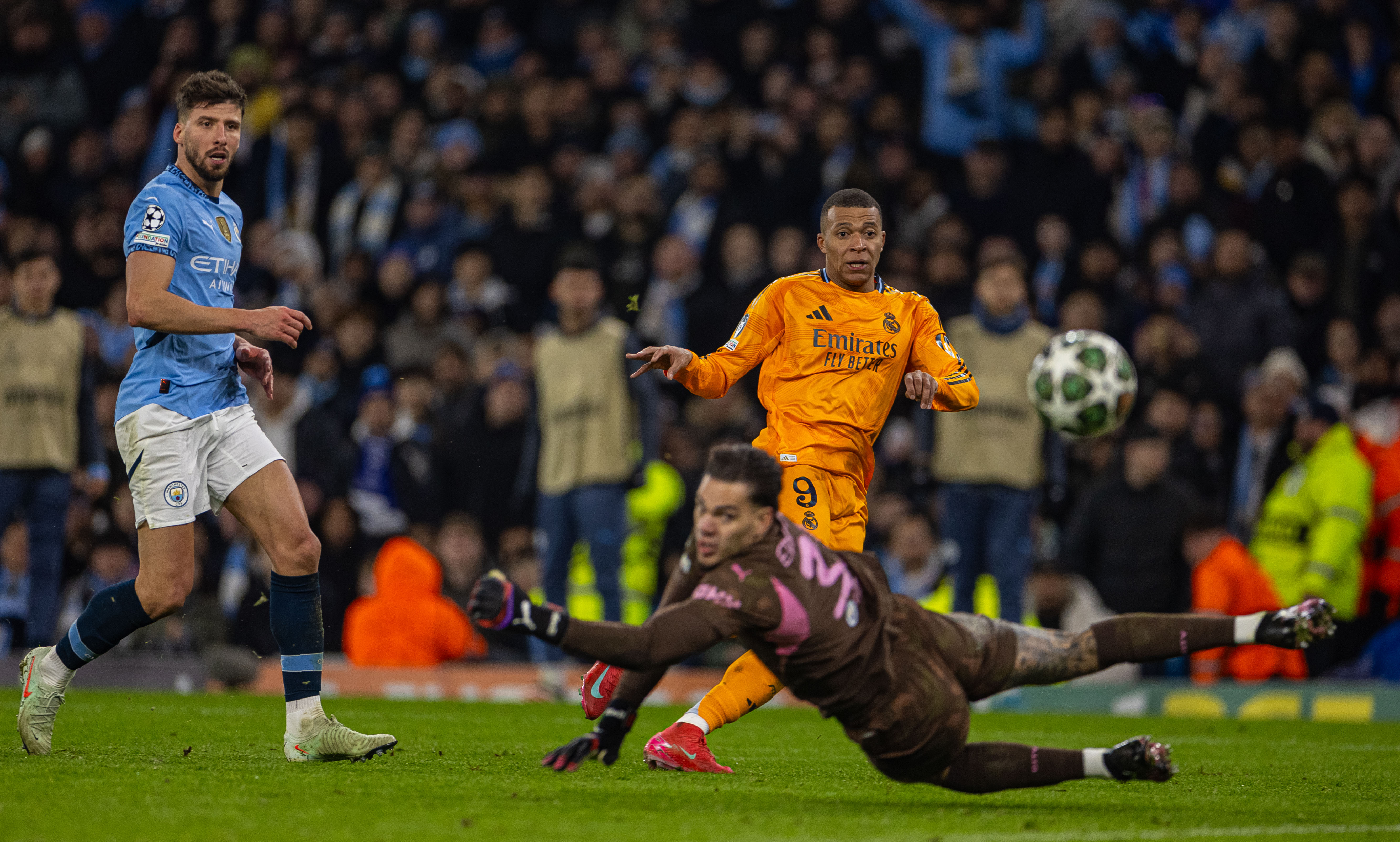 关于皇家马德里迎法甲关键赛；转会期外线爆发；悬念犹存；更衣室氛围转暖的信息-九游体育下载